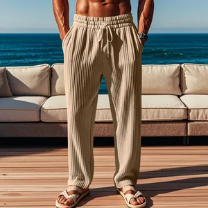 Detalle de pantalón casual caqui para hombre con rayas verticales y cintura elástica.