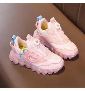 Zapatillas rosas transpirables para niña con diseño de corazón y cierre de rueda.