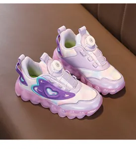 Vista detallada de zapatillas de malla moradas para niña con corazón y hebilla