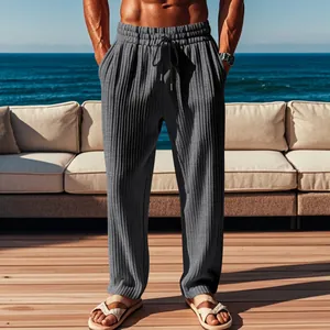 Vista detallada de los pantalones casuales de rayas grises para hombres en el mar