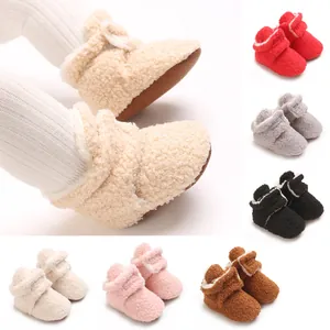 Weiche Plüsch-Babyschuhe aus Sherpa-Fleece in verschiedenen Farben für 0-1 Jahr.