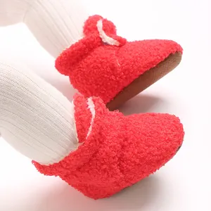 Nahaufnahme der roten Plüsch-Babylernschuhe mit weicher Textur und rutschfester Sohle