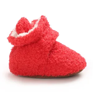 Detail eines hellroten Fleece-Babyschuhs mit warmem, weichem weißem Innenfutter