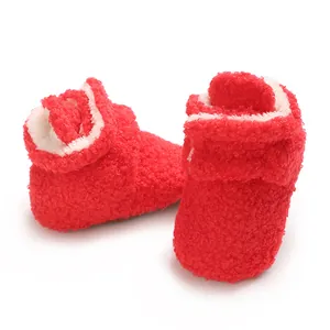 Nahaufnahme von hellroten Fleece-Babyschuhen mit weichem weißem Warmfutter-Detail