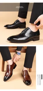 Detailopnames van zwarte en bruine brogue lederen oxfords voor heren met wingtip detail