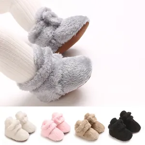 Detailansicht von plüschigen Korallenvlies-Babyschuhen mit warmer rutschfester Sohle.