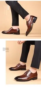Detailopname van het Brogue-patroon en de kleurverloop op de bruine leren schoenen.