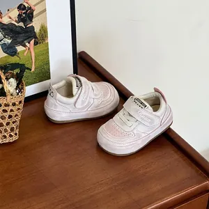 Chaussures de marche roses pour tout-petits avec scratch et un design respirant