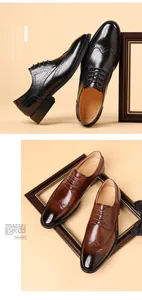 Detail van Brogue Oxford herenschoenen in zwart en bruin echt leer voor zakelijke gelegenheden.