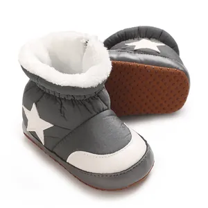 Vue détaillée des bottes d'hiver grises pour bébé avec doublure en peluche et étoile
