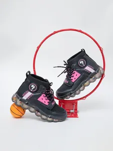 Zapatillas altas para niña con malla negra y rosa y una suela gruesa con estilo