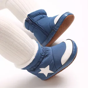 Vue détaillée des bottes d'hiver bleues pour bébé avec étoile blanche et peluche