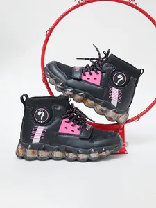 Detalle de zapatillas altas transpirables para niña con toques rosas y suelas de gel