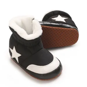 Détail de bottes d'hiver chaudes pour bébé avec doublure en fausse fourrure et étoile