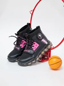 Vista detallada de zapatillas deportivas altas de malla rosa y negra para niña con accesorios de baloncesto