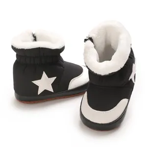 Vue détaillée de bottes d'hiver pour bébé noir et blanc avec une applique étoile mignonne