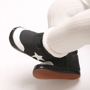 Gros plan détaillé de bottes d'hiver pour bébé avec semelles et motif étoile