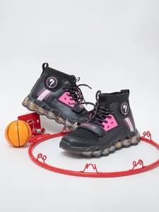 Vista detallada de zapatillas altas negras y rosas para niñas con aro de baloncesto