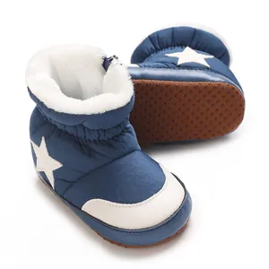 Vue détaillée des bottes d'hiver bleues pour bébé avec doublure en fausse fourrure