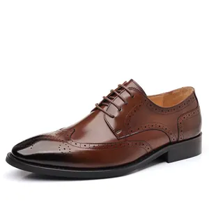 Klassieke bruine leren brogue oxfords voor heren met wingtip detail en kleurverloop