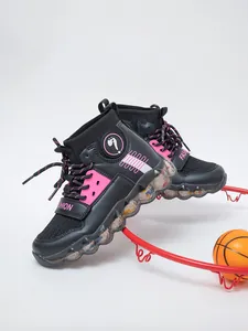 Vista detallada de zapatillas deportivas altas de malla transpirable rosa y negro niña.