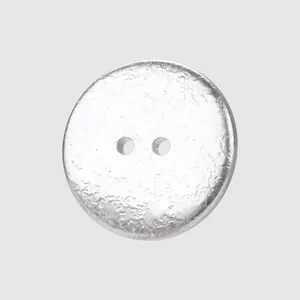 Bottone decorativo rotondo in resina argento con trama martellata per abiti