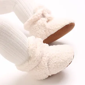Detailansicht der weichen Plüsch-Babyschuhe mit rutschfester Sohle für Neugeborene.