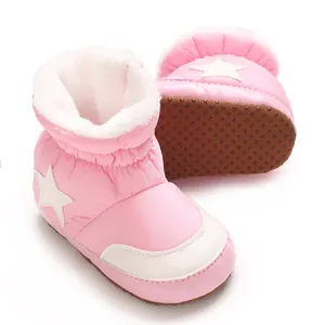 Vue détaillée de bottes d'hiver roses pour bébé avec doublure en peluche et motif d'étoile.