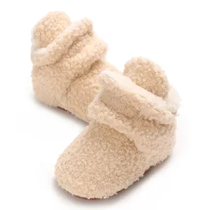 Detailansicht gemütlicher beige flauschiger Babyschuhe mit weicher Sohle für den Winter.