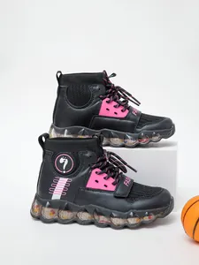 Primer plano de zapatillas altas transpirables negras y rosas para niñas con suela gruesa