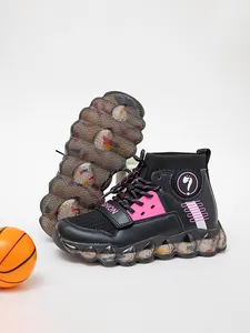 Detalle de zapatillas altas transpirables para niña en negro con detalles rosa brillante