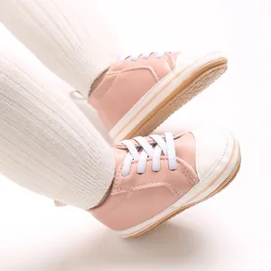 Roze en witte PU-leren babysneakers met zachte antislipzolen voor baby's en peuters.