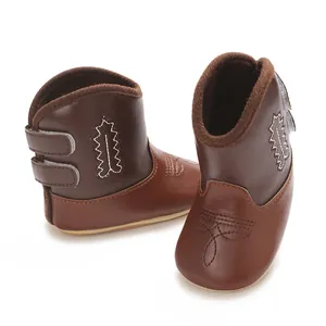 Dettaglio stivaletti cowboy marroni per neonati con fodera morbida e cinghie in velcro