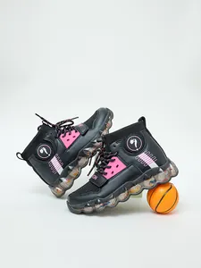 Vista lateral de zapatillas altas para niñas en negro y rosa con malla transpirable