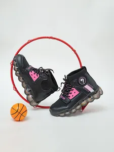 Vista detallada de las zapatillas altas para niña en negro y rosa con suelas de burbuja