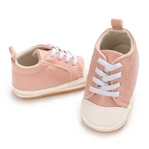 Detail van roze baby-wandelschoenen van zacht PU-leer met flexibele rubberen zolen