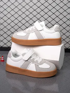 Zapatillas casual infantiles blanco y gris con detalle de suela de goma antideslizante