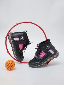Detalle de las zapatillas altas negras y rosas para niña con diseño de malla transpirable