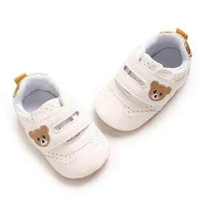 Zapatos blancos de bebé para aprender a caminar con bordado de oso y cierre de velcro