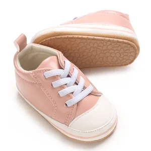 Detailopname van roze babyloopschoentjes met zachte antislip rubberen zool details