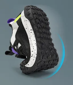 Primer plano de la suela de goma antideslizante duradera para zapatillas de niño