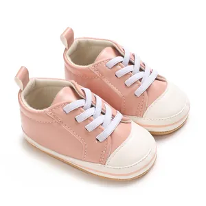 Close-up van roze PU-leren babyschoenen met zachte antislip rubberen zolen
