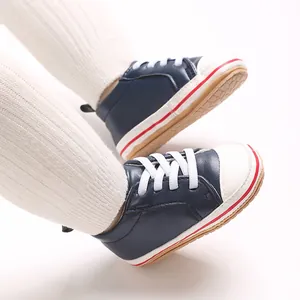Detailopname van marineblauwe PU-lederen babyschoentjes met antislip zachte rubberen zolen.