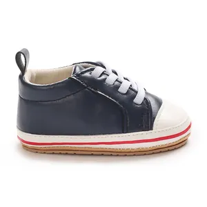 Gedetailleerd zijaanzicht van donkerblauwe PU-babysneakers met witte veters en zool