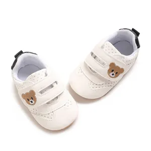 Zapatos blancos de suela blanda para bebé con hermosos bordados de ositos cafés