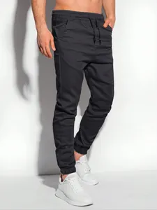 Detailansicht der dunkelgrauen Herren-Jogginghose mit Kordelzug und elastischen Bündchen.