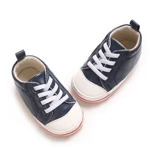 Detailweergave van marineblauwe baby sneakers van PU-leer met zachte antislipzool