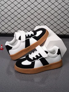 Zapatillas casuales para niños en blanco y negro con suelas de goma antideslizantes