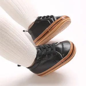 Gedetailleerd beeld van zwarte PU-leren babyschoenen met antislip zachte rubberzolen