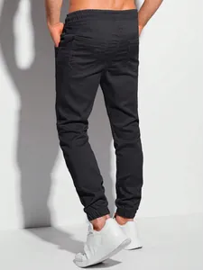 Rückansicht der dunkelgrauen Herren-Jogginghose mit praktischen Taschen und Bündchen.